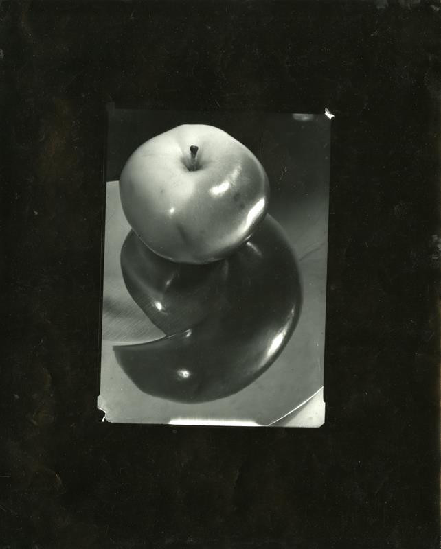 Josef Sudek – Jablko na podnosu (z cyklu Zátiší) | Moravská